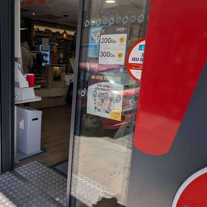 Intervention serrurier en urgence devant un bureau de tabac à Nîmes, rue Pierre Semard — dépannage clé cassée dans le cylindre.