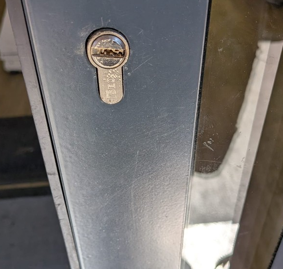 Clé cassée bloquée dans un cylindre ISEO sur porte de commerce à Nîmes — diagnostic serrurier urgence.