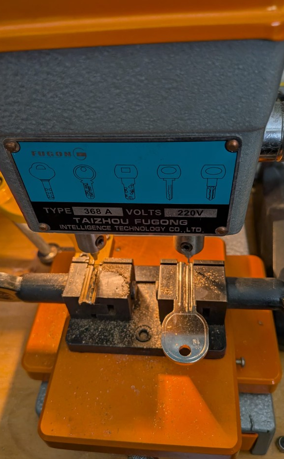 Machine de reproduction de clé haute sécurité Taizhou Fugong à l'atelier serrurier Nîmes, 43 rue de la Biche.