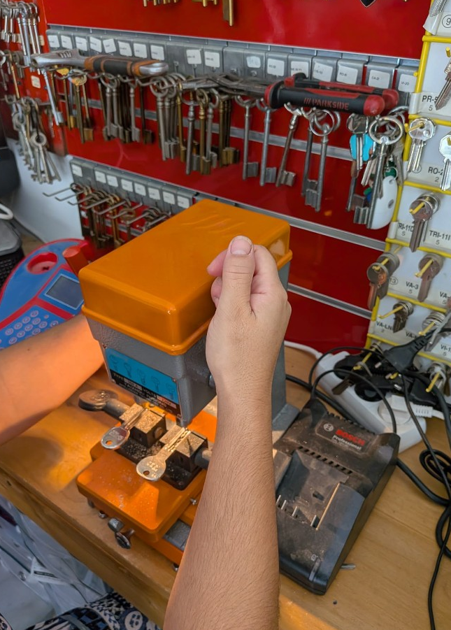 Atelier serrurier Nîmes : reproduction de clé sur machine de précision, stock d'ébauches et doubles de clés minute.
