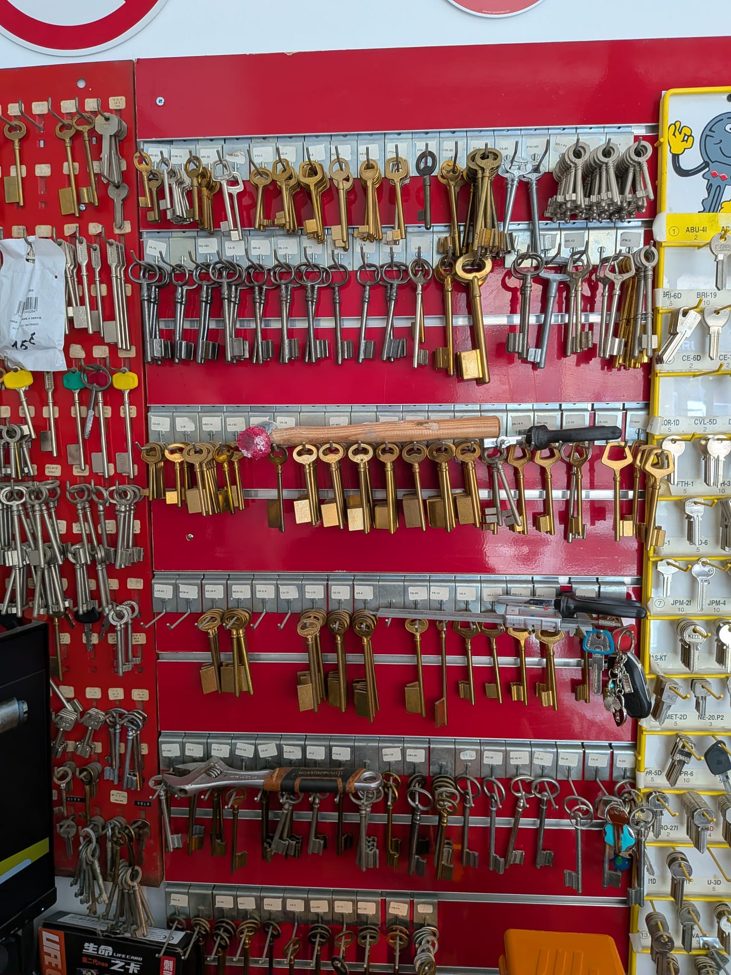 Stock d'ébauches de clés à gorge dans l'atelier de serrurerie à Nîmes : plusieurs centaines de références disponibles.