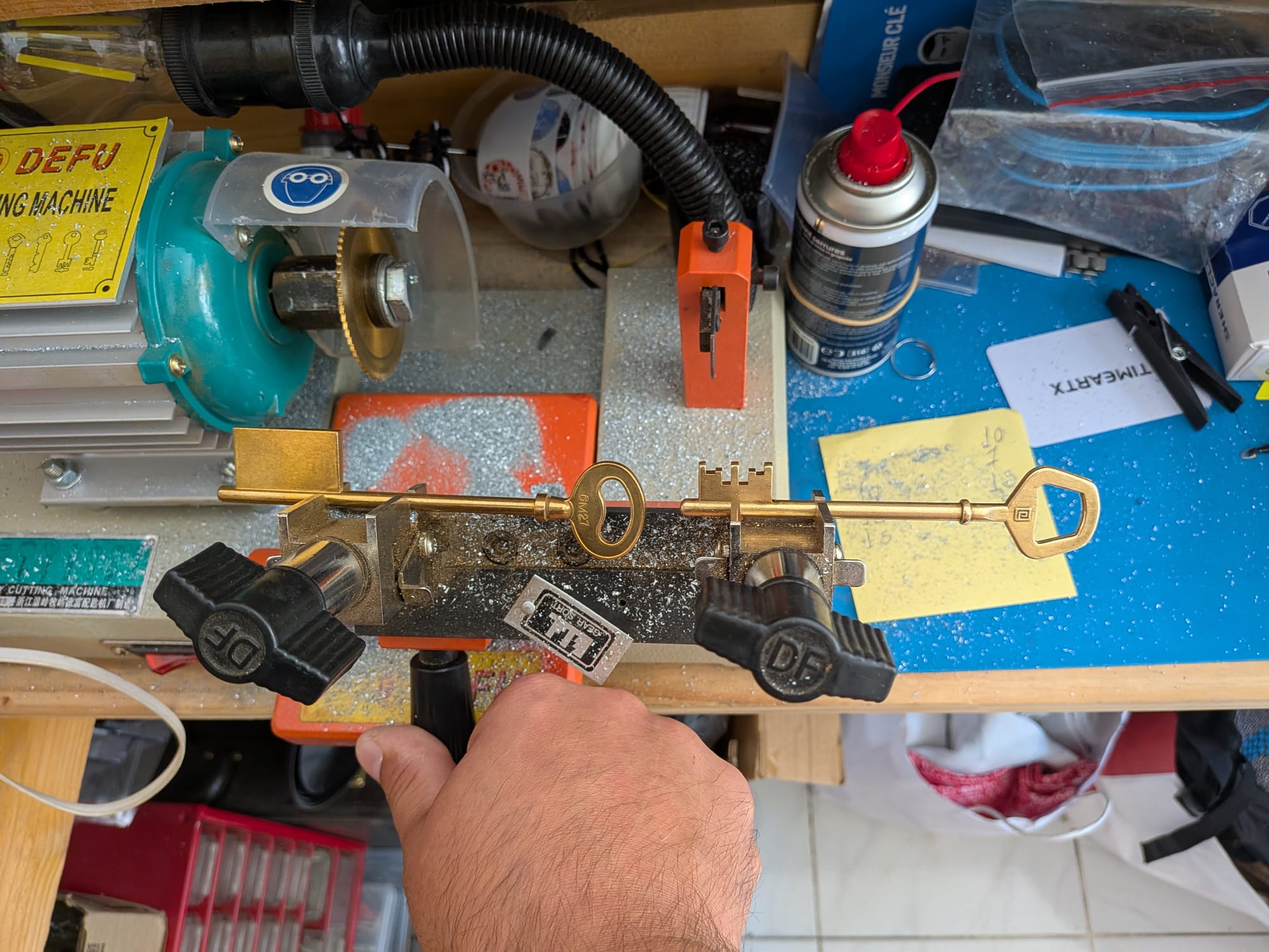 Usinage d'une clé à gorge sur machine DEFU : ébauche et clé modèle alignées pour la reproduction.