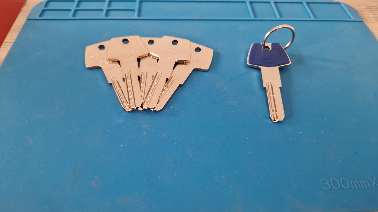 Clés Héraclès Micropoint reproduites en atelier à Nîmes — doubles de clé de sécurité.