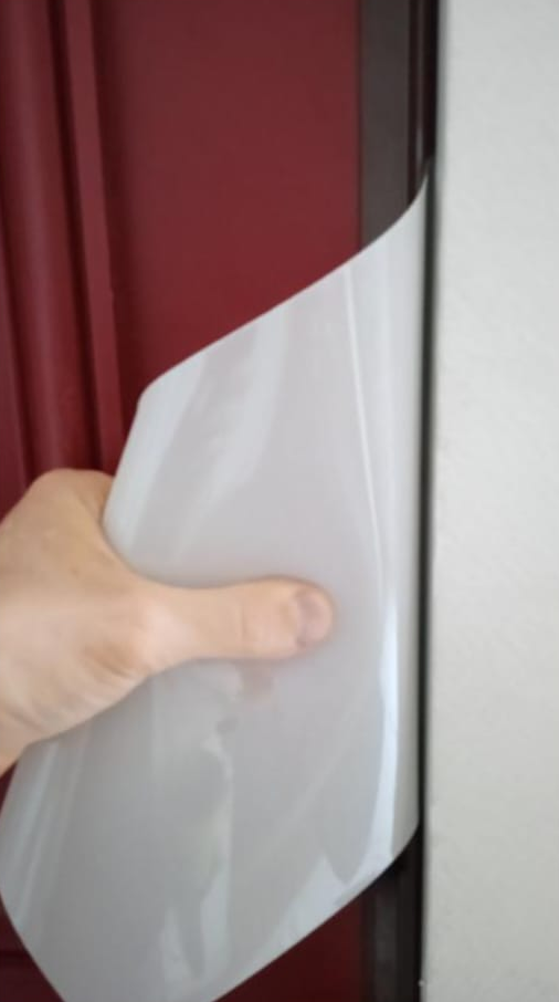 Technique de la radio sur une porte claquée : passage d’une feuille de serrurier entre le bâti et le vantail.