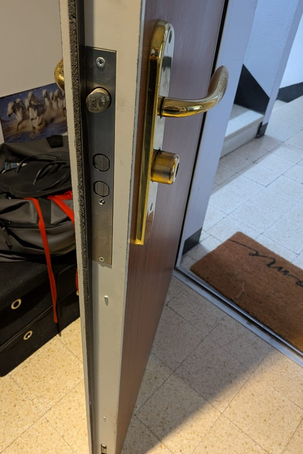 Ouverture de porte claquée à Mont Duplan Nîmes : porte ouverte sans dégât, serrure multipoints préservée.