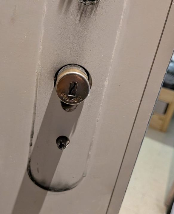 Cylindre Fichet lors d'une intervention serrurier à Nîmes — contrôle après ouverture de porte.