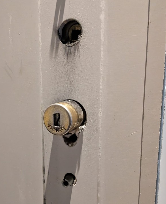 Cylindre Fichet démonté sur porte à Nîmes lors d'une intervention d'ouverture de porte claquée.