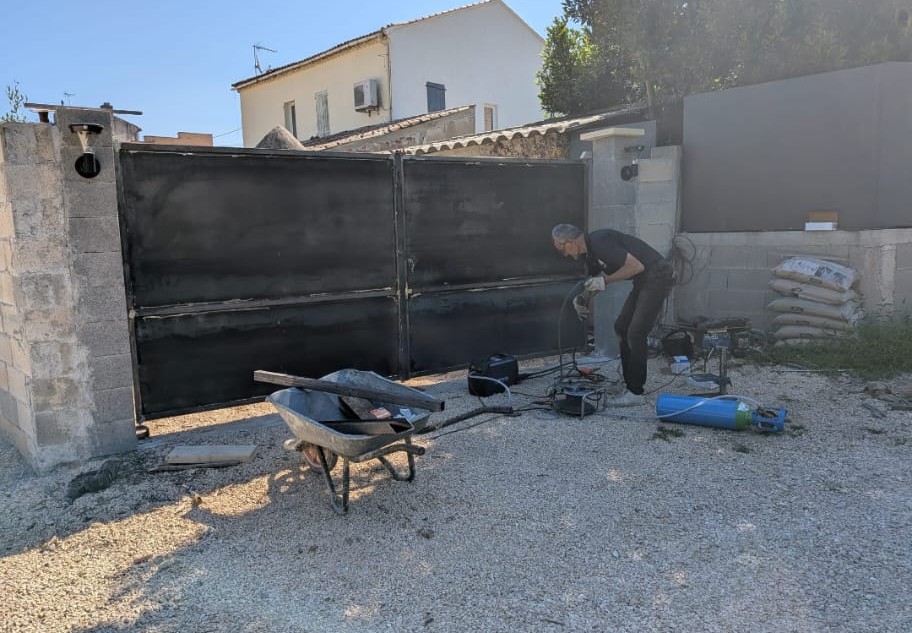 Serrurier à Nîmes en intervention d’urgence : réparation et remplacement de portail vandalisé à Castanet, pose sur mesure.