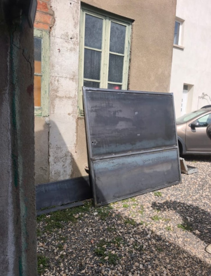 Portail battant sur mesure en atelier : préparation avant installation à Castanet, Nîmes.
