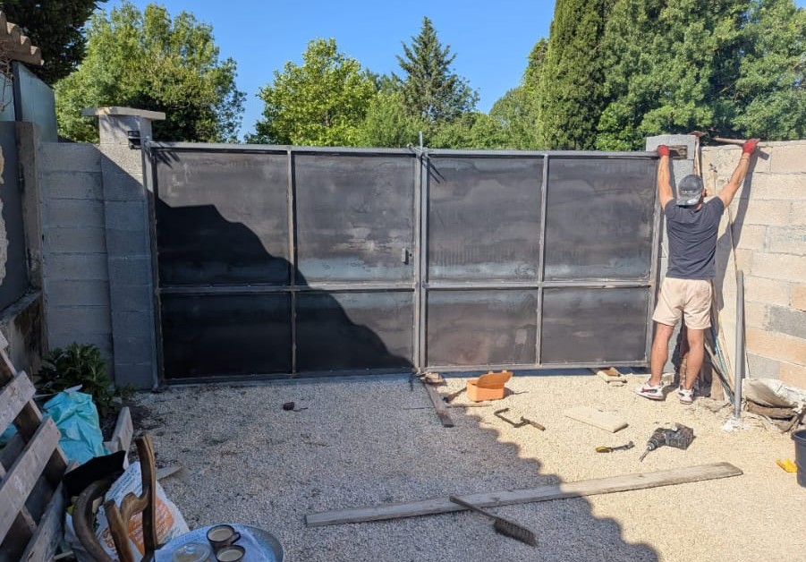Pose d’un portail battant double vantail à Castanet : intervention serrurier Nîmes sur chantier.