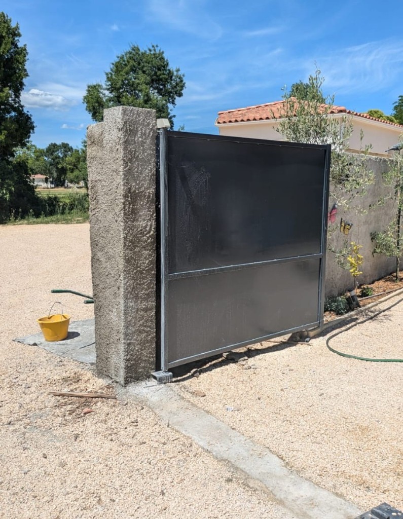 Portail sécurisé après vandalisme à Castanet Nîmes : panneau plein anthracite, remplacement sur mesure par serrurier de proximité.
