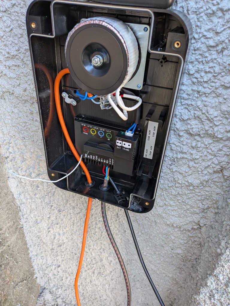 Coffret de commande motorisation portail Nîmes : câblage et réglage électrique après remplacement du portail vandalisé.