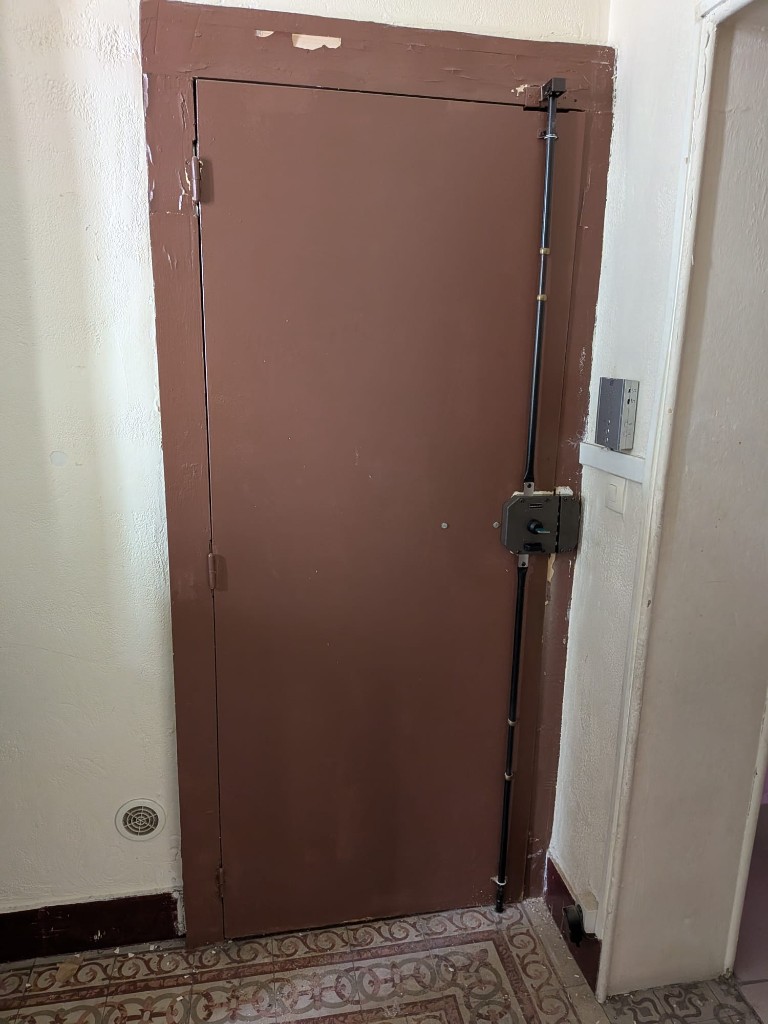Remplacement de serrure à Vacquerolles Nîmes : serrure en applique Héraclès 3 points certifiée A2P installée sur porte d’appartement.