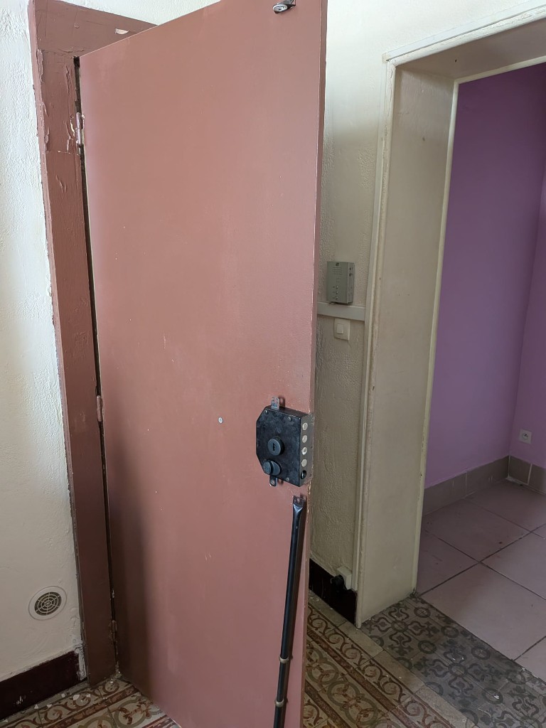 Serrure multipoints Héraclès sur porte d’appartement à Vacquerolles Nîmes : points de verrouillage haut, milieu et bas.