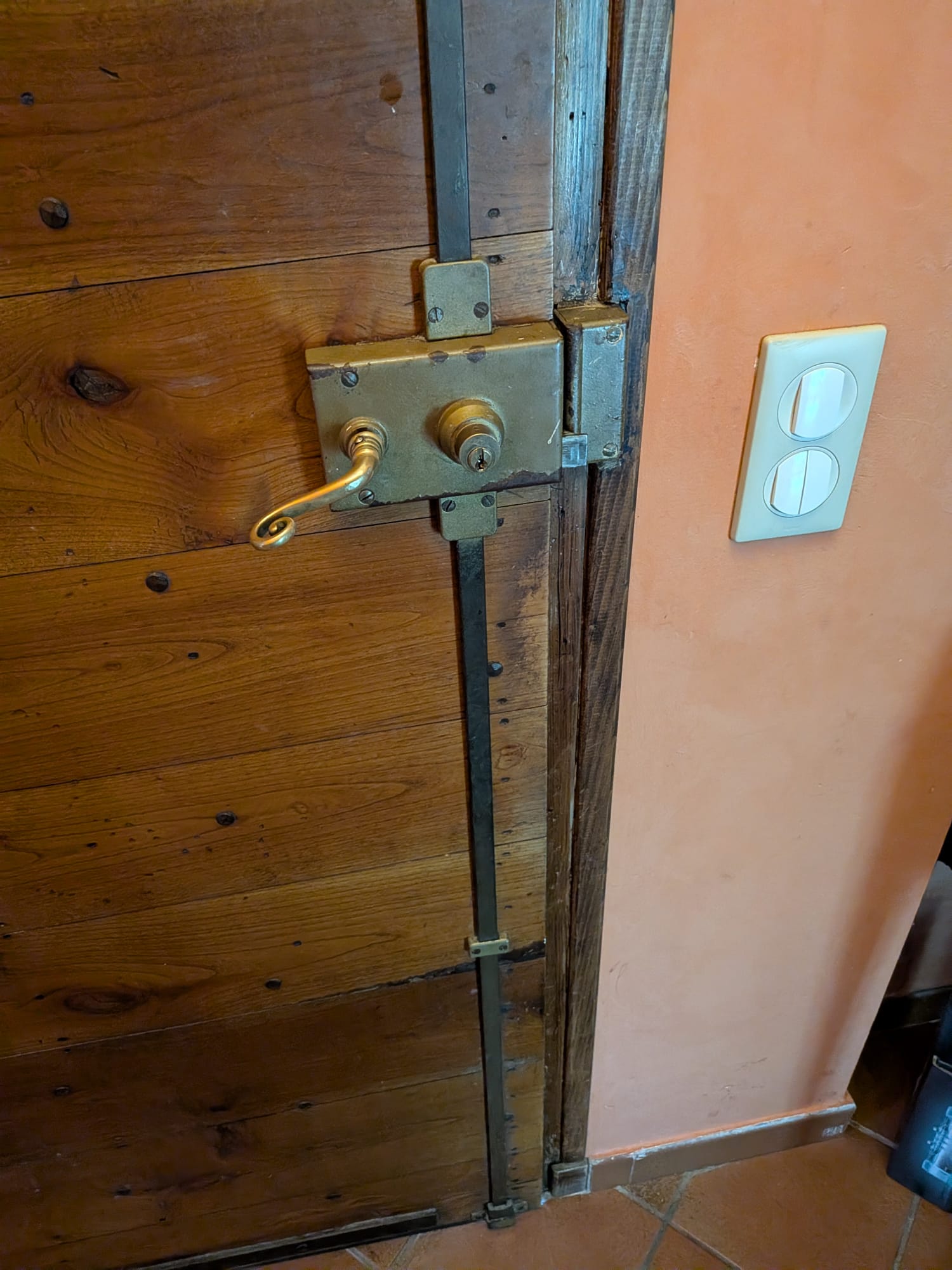 Serrure JPM en applique multipoints sur porte ancienne à Nîmes avant remplacement.