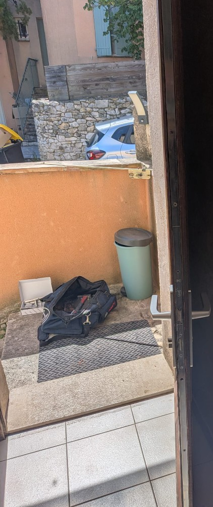 Porte ancienne sécurisée à Castanet Nîmes après remplacement tringlerie : poignée moderne et mécanisme à galets installés.