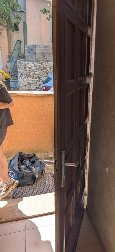 Résultat extérieur remplacement serrure à tringlerie Castanet Nîmes : porte en bois avec nouvelle quincaillerie de sécurité.