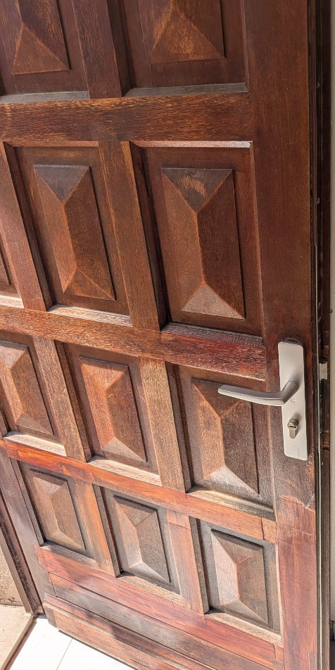 Finition finale serrure à tringlerie sur porte ancienne à Castanet : fermeture multipoints et poignée satinée.
