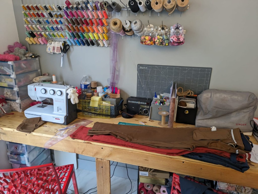Atelier de couture et retouches — machine à coudre et fils