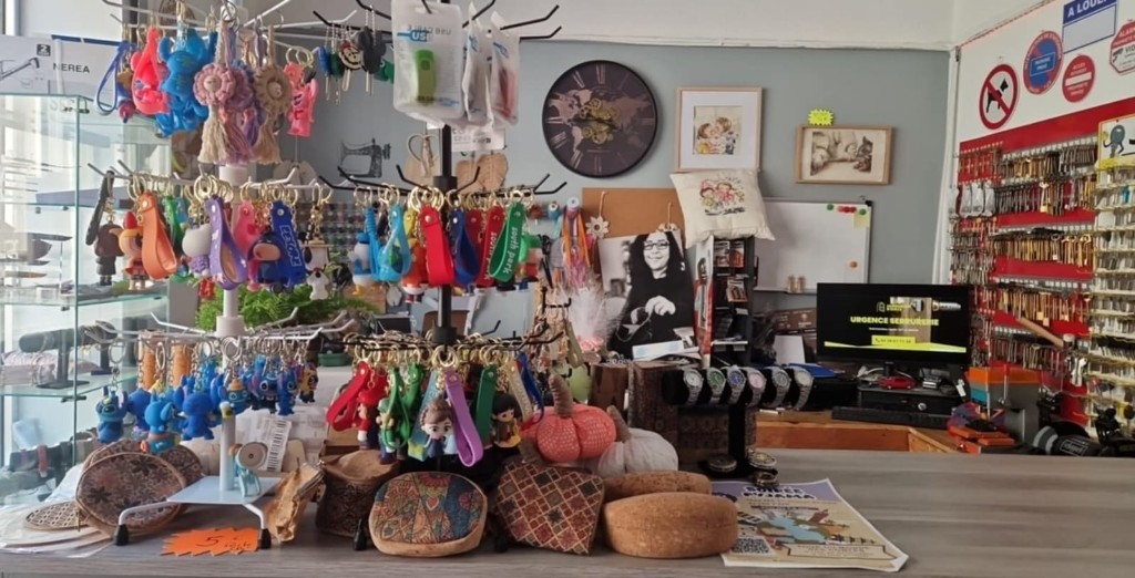 Accessoires, porte-clés et articles de boutique