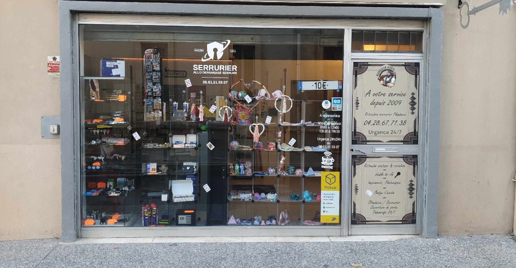 Vitrine de la boutique À votre service à Nîmes — serrurerie, clés minute et services de proximité