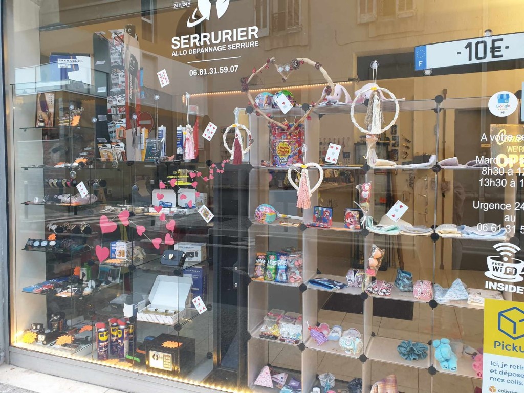 Vitrine du magasin — serrurerie et services